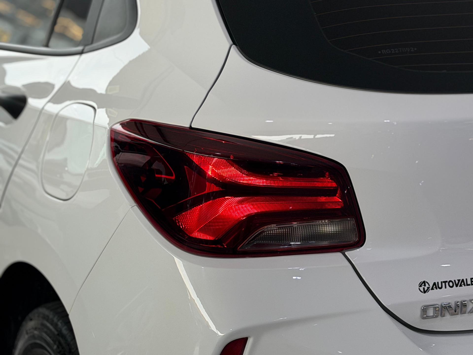 CHEVROLET Onix Hatch - Foto