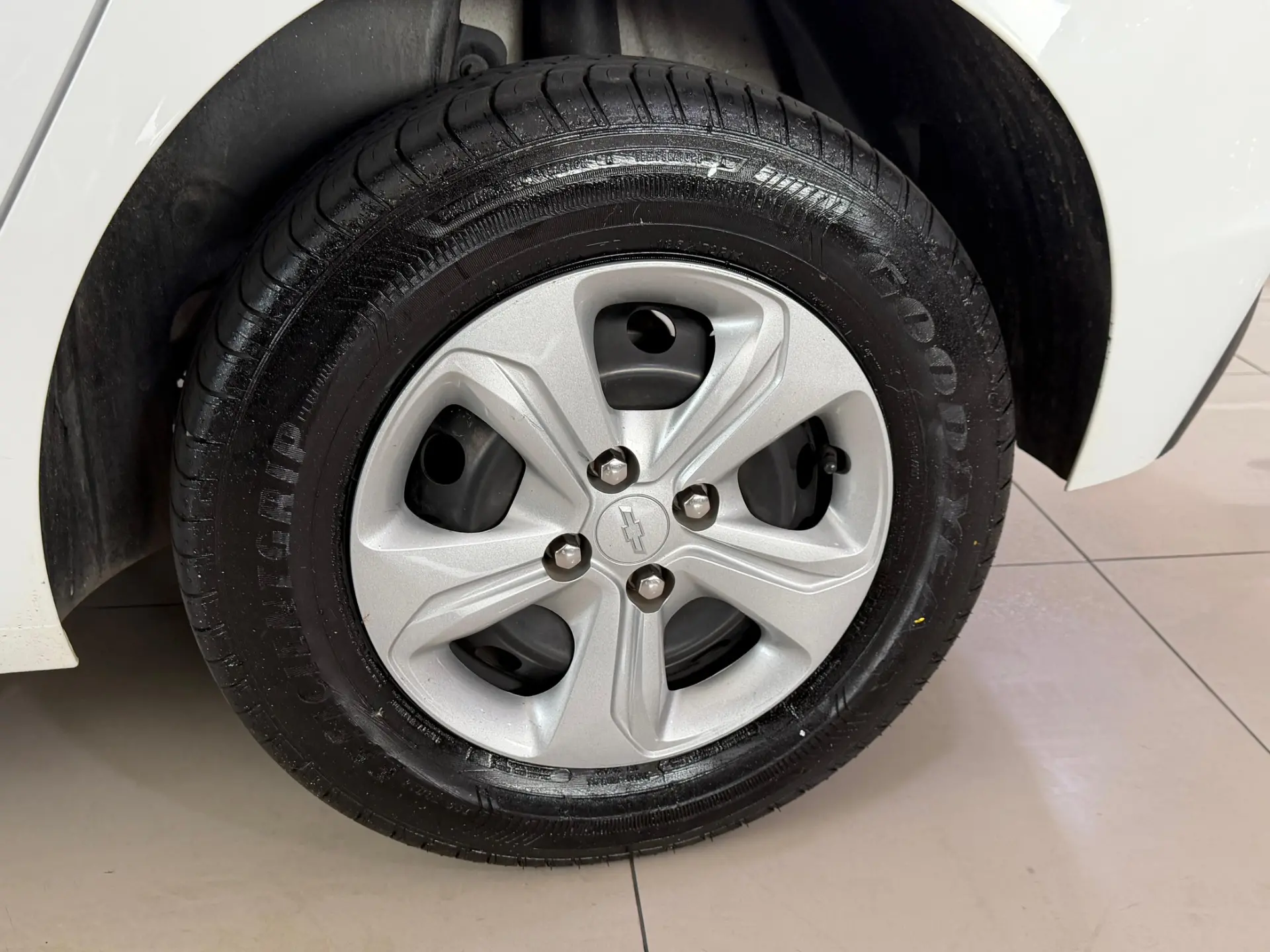 CHEVROLET Onix Hatch - Foto