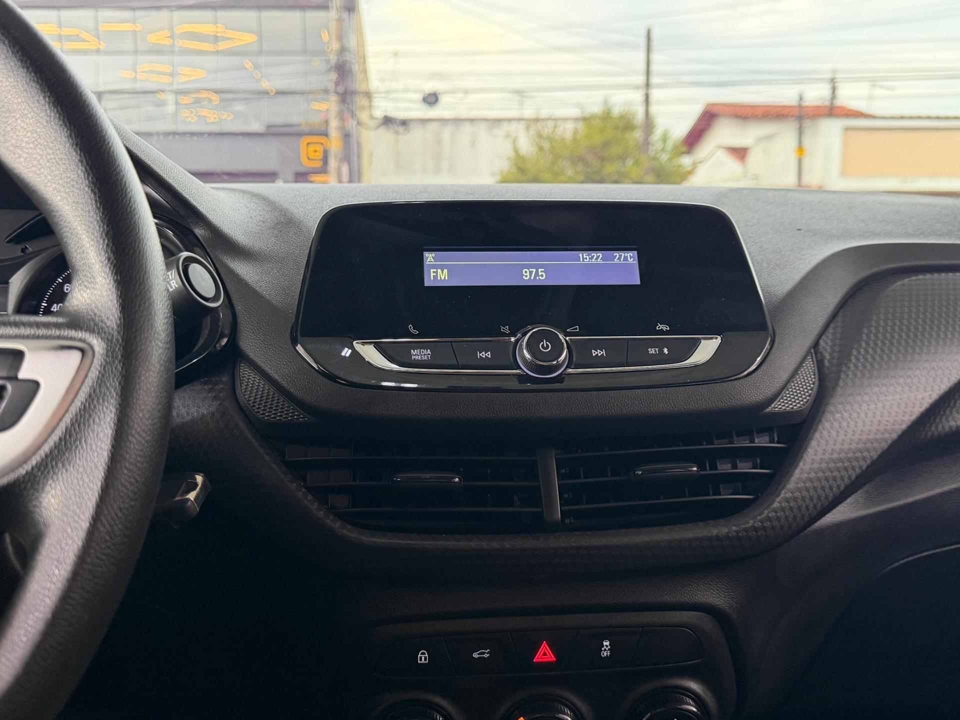 CHEVROLET Onix Hatch - Foto