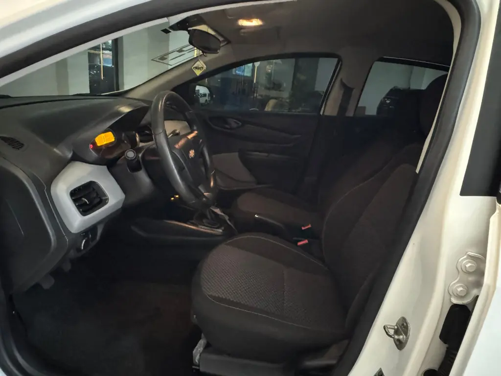 CHEVROLET Onix Hatch - Foto