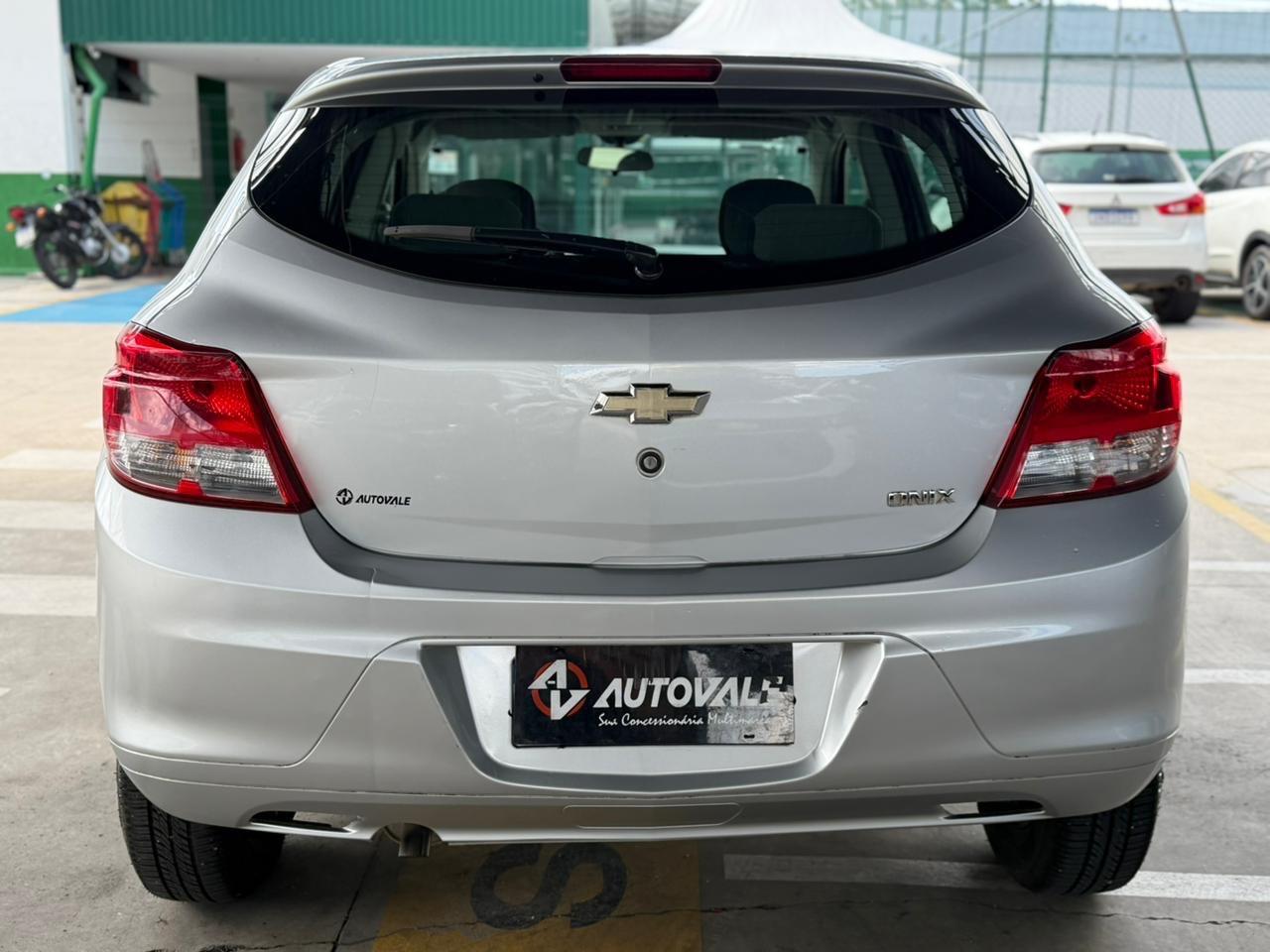 CHEVROLET Onix Hatch - Foto