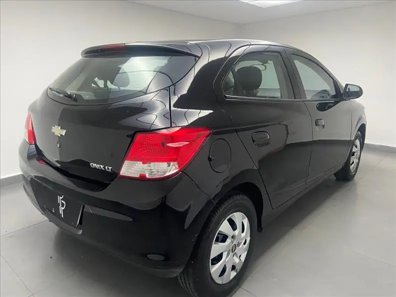 CHEVROLET Onix Hatch - Foto