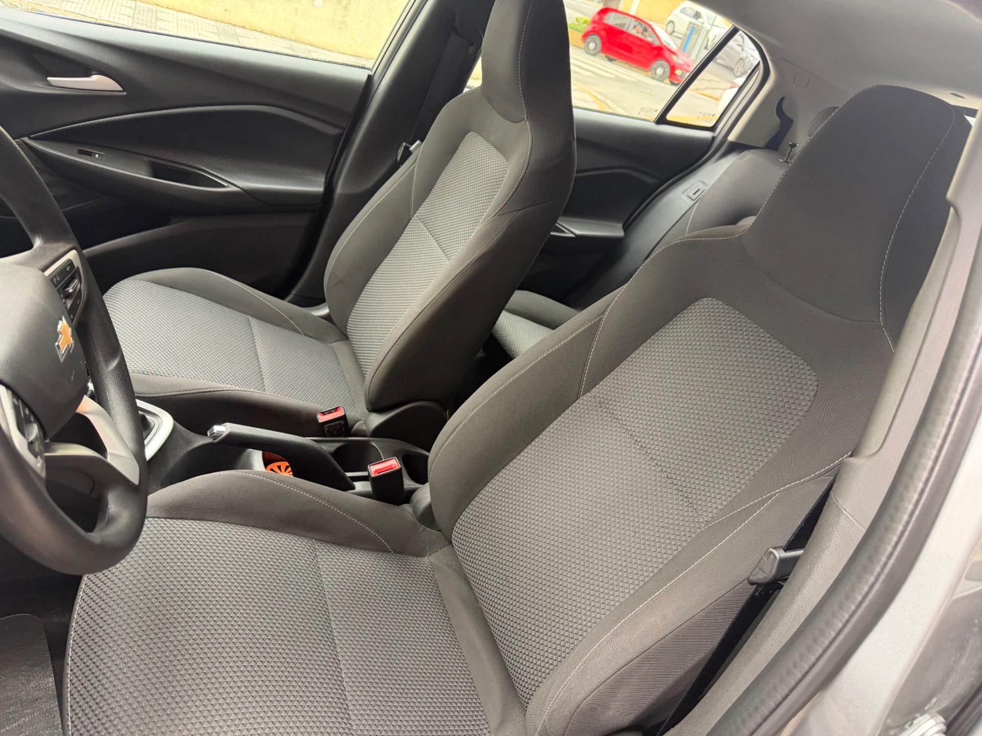 CHEVROLET Onix Hatch - Foto