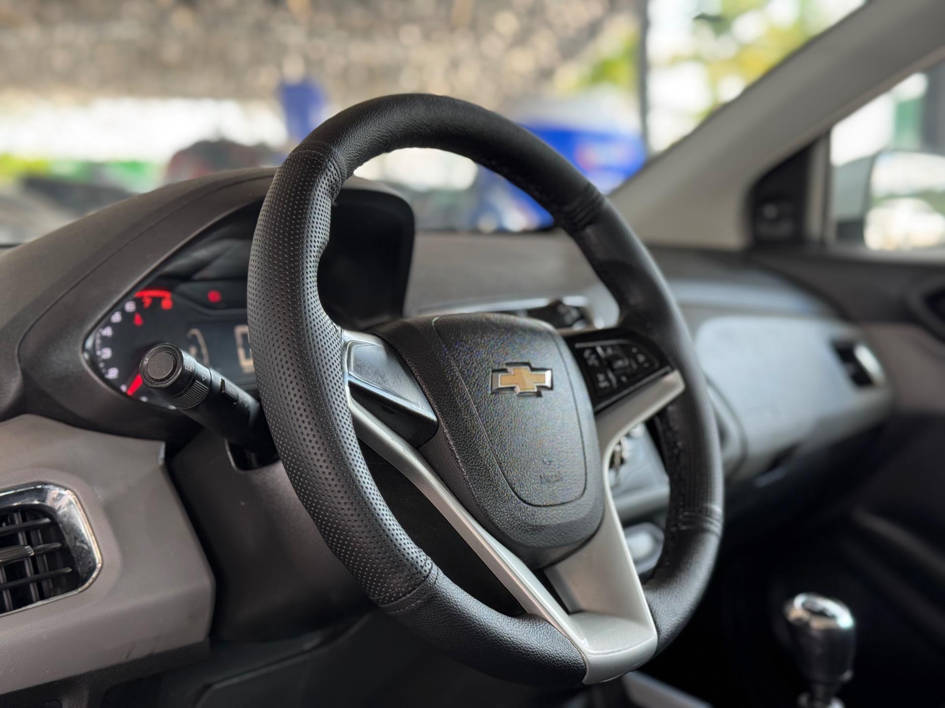 CHEVROLET Onix Hatch - Foto