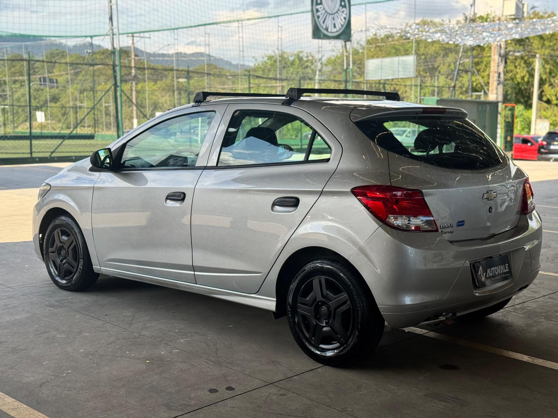 CHEVROLET Onix Hatch - Foto