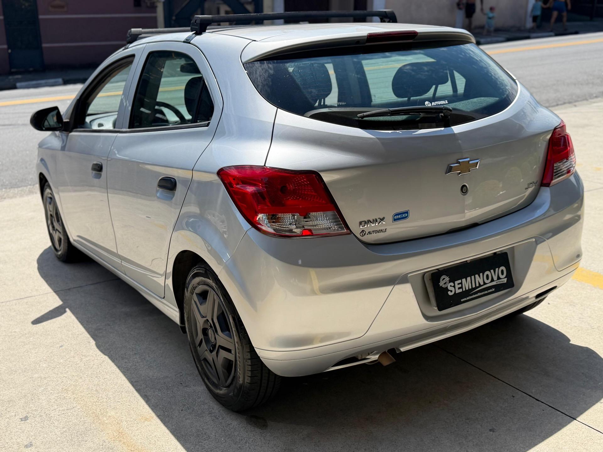 CHEVROLET Onix Hatch - Foto