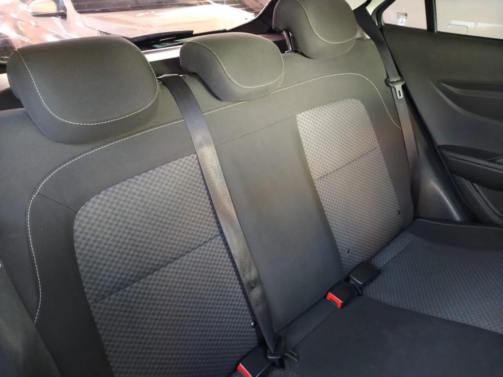 CHEVROLET Onix Hatch - Foto