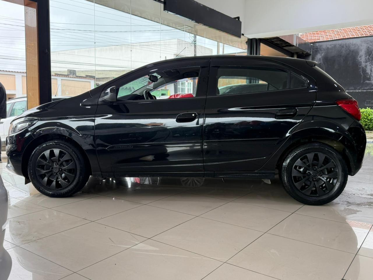 CHEVROLET Onix Hatch - Foto