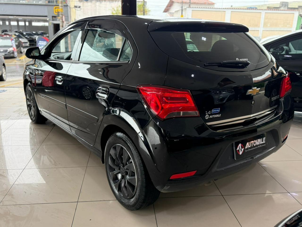 CHEVROLET Onix Hatch - Foto