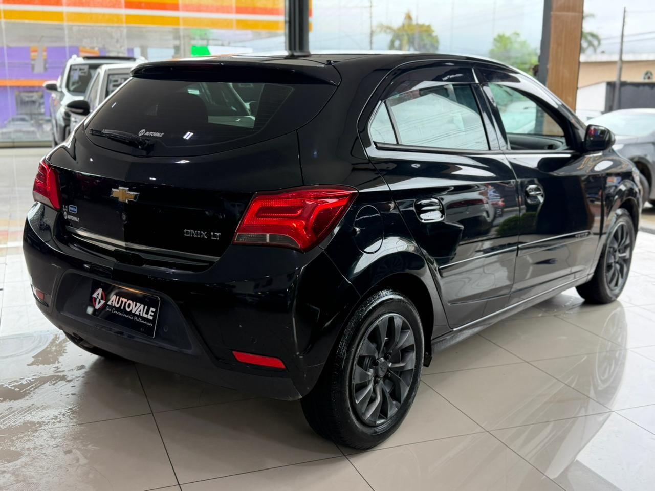 CHEVROLET Onix Hatch - Foto