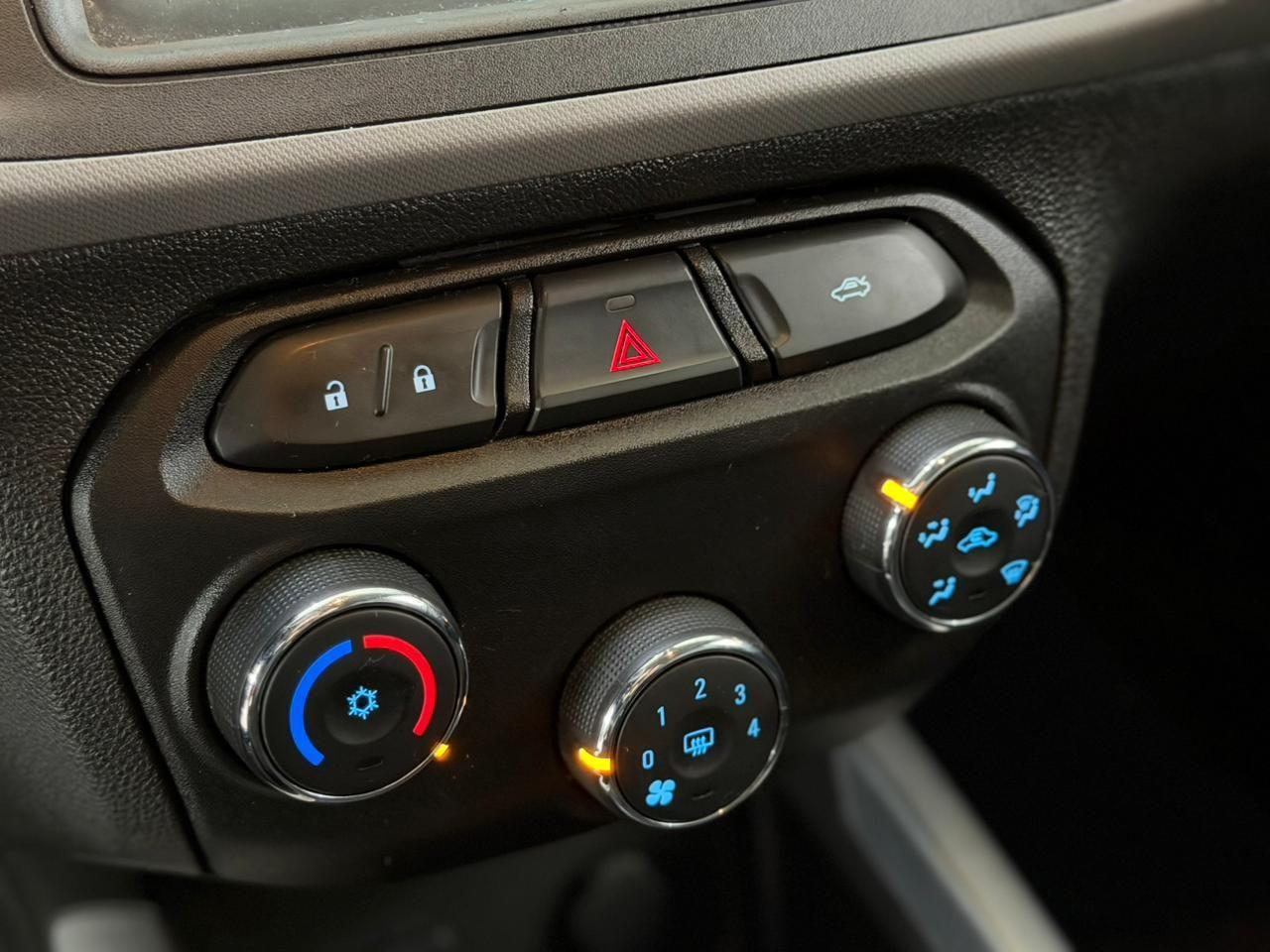 CHEVROLET Onix Hatch - Foto