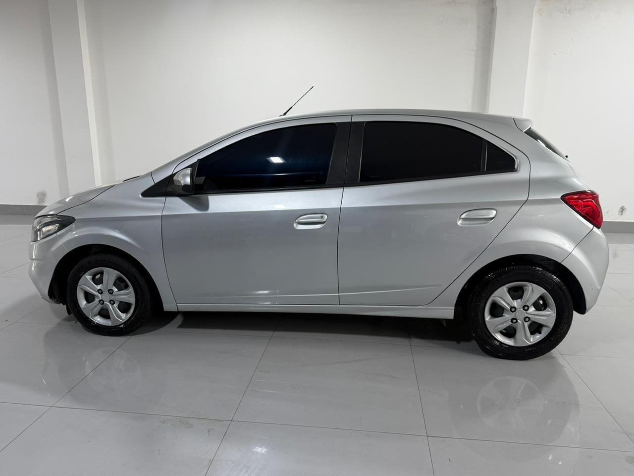 CHEVROLET Onix Hatch - Foto