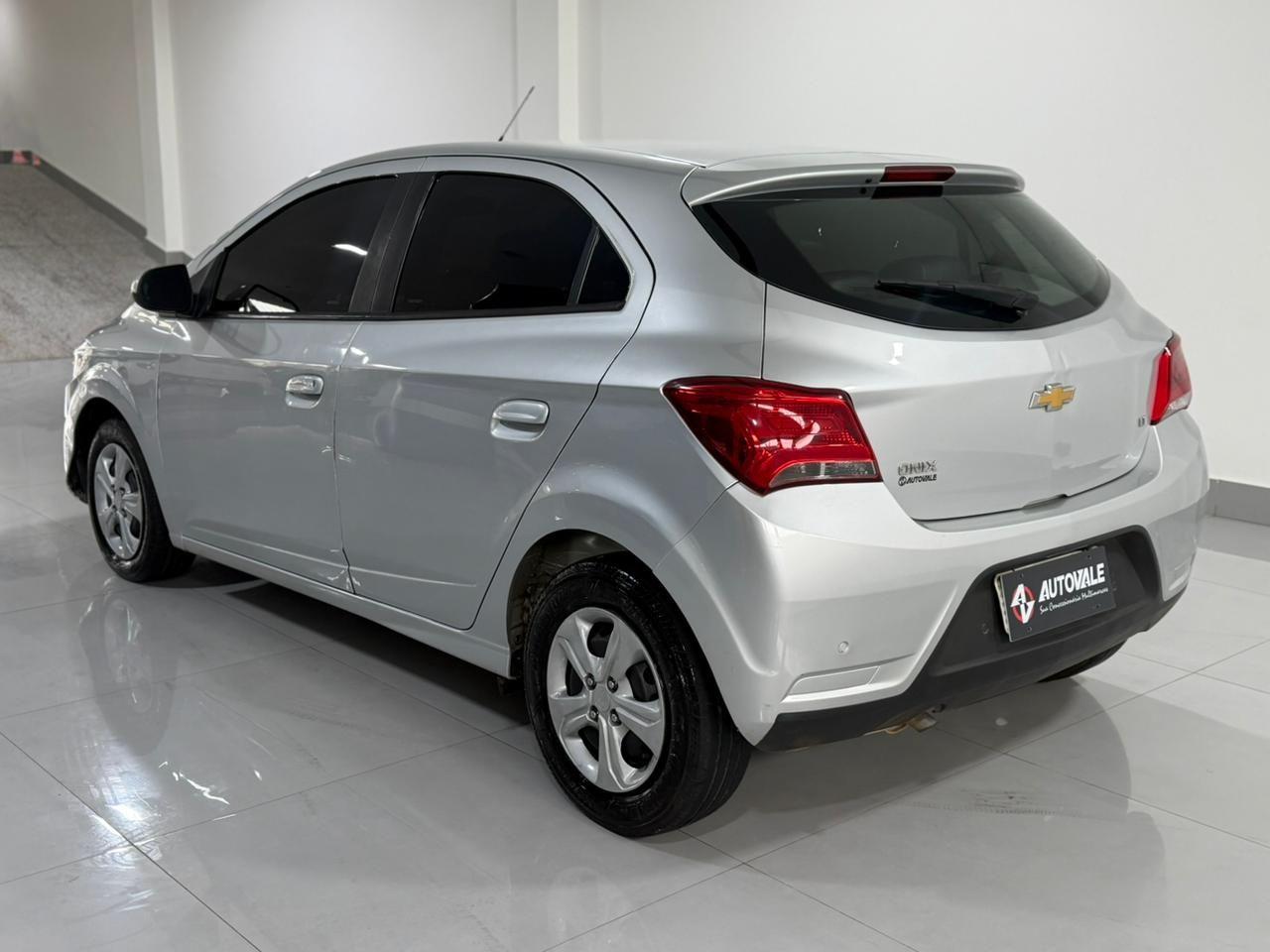 CHEVROLET Onix Hatch - Foto