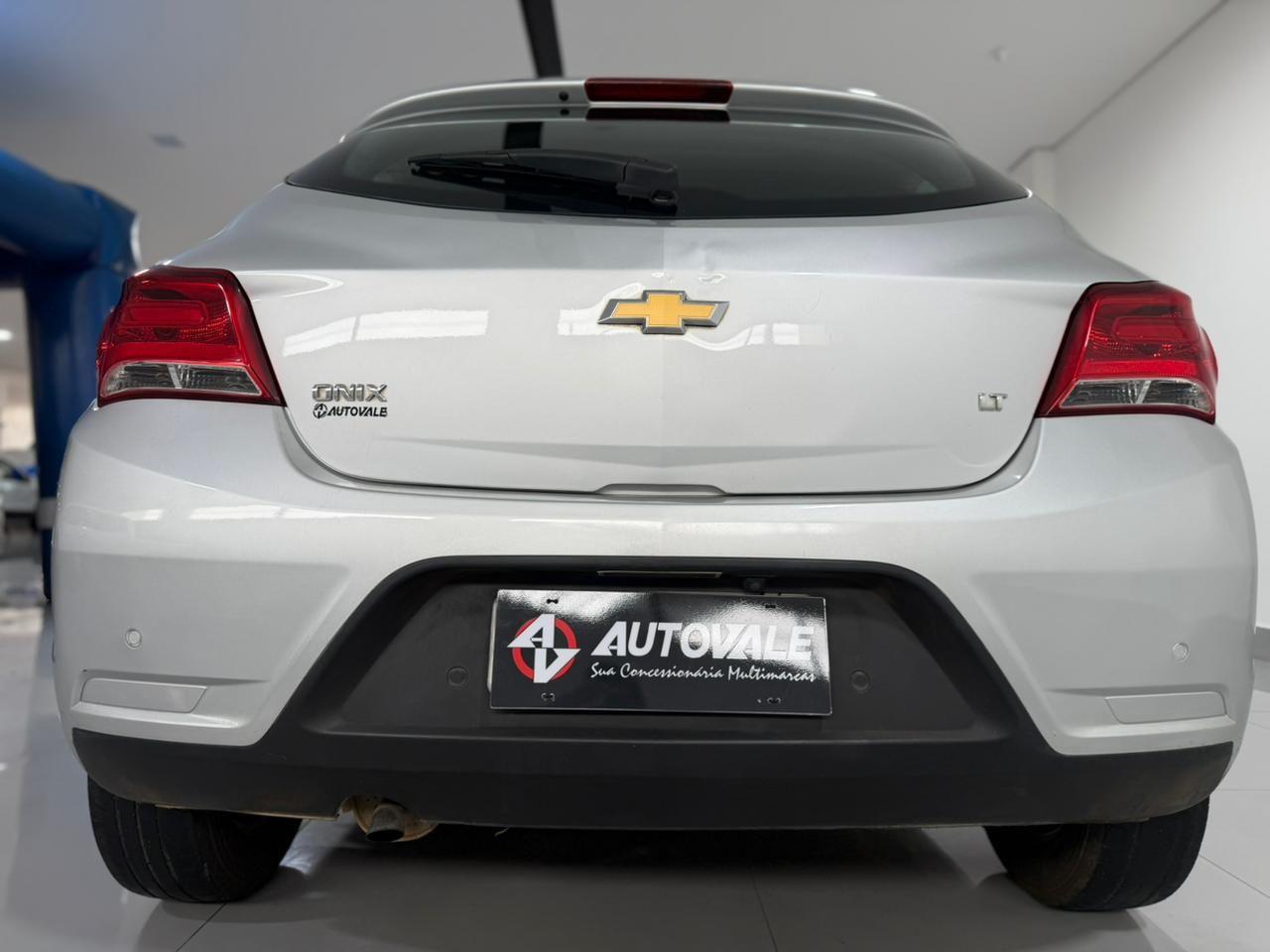 CHEVROLET Onix Hatch - Foto