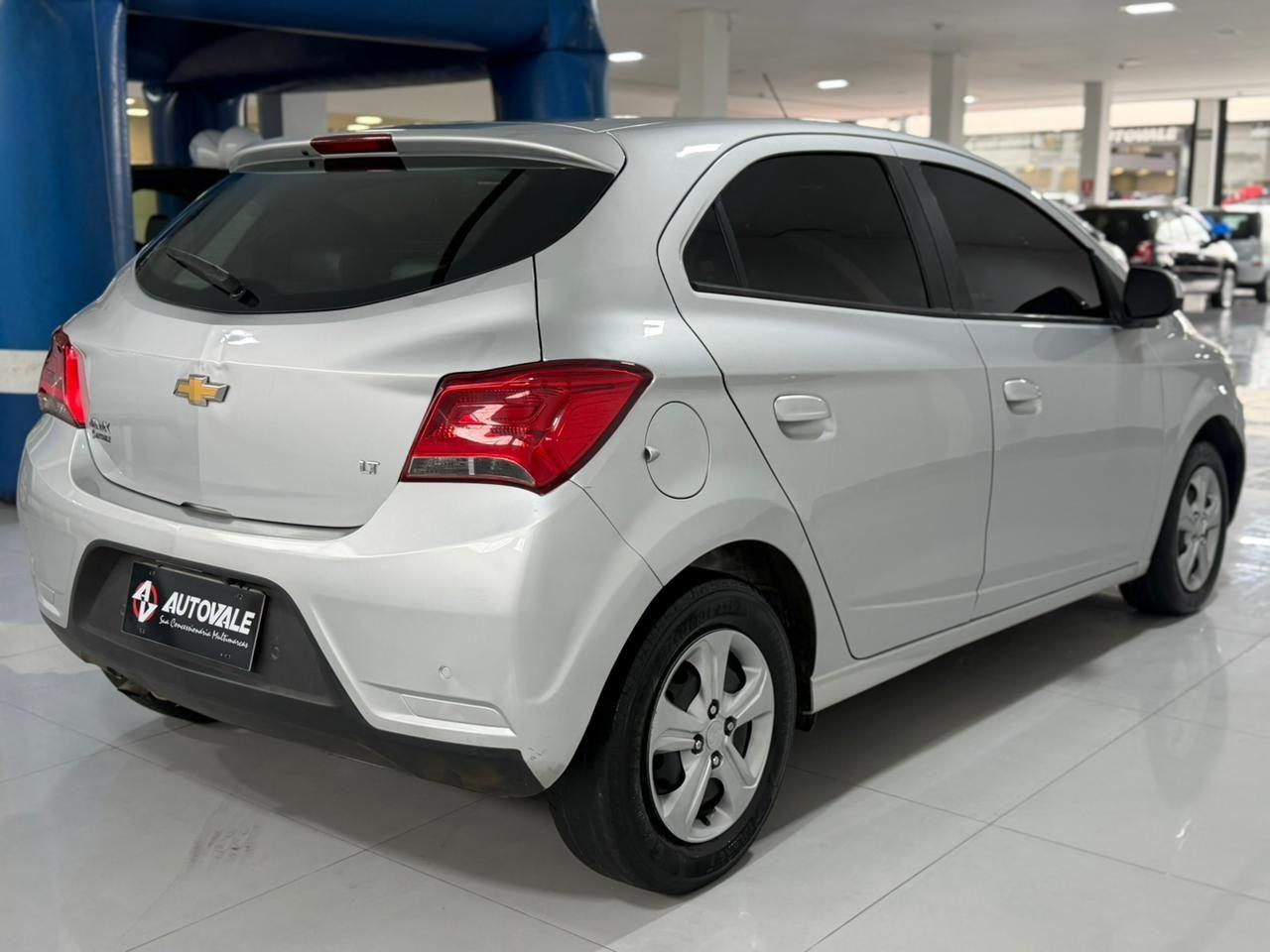 CHEVROLET Onix Hatch - Foto