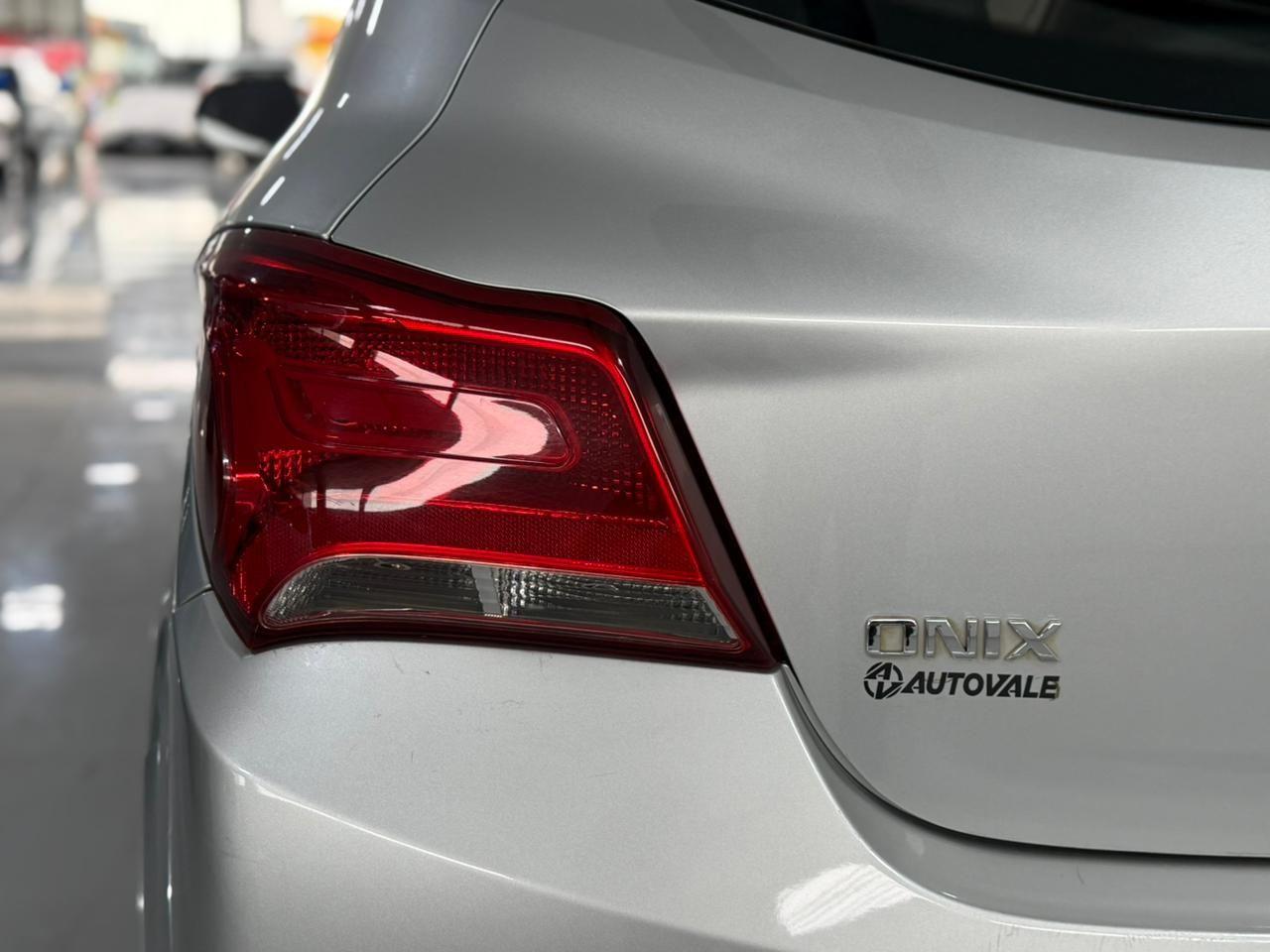 CHEVROLET Onix Hatch - Foto