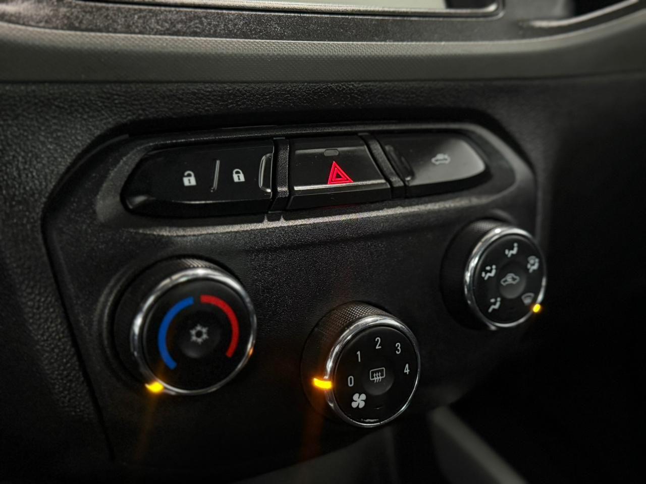 CHEVROLET Onix Hatch - Foto