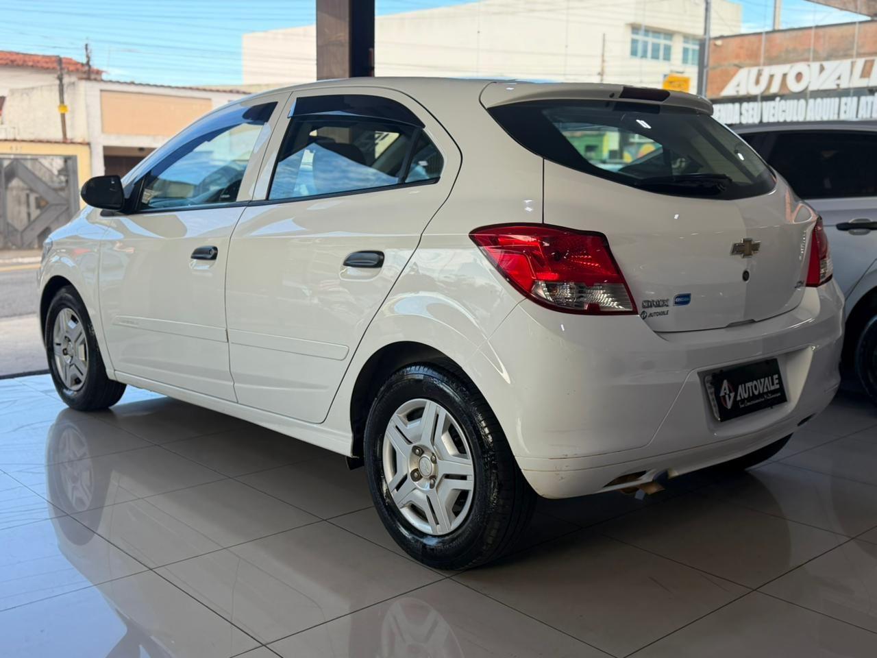 CHEVROLET Onix Hatch - Foto