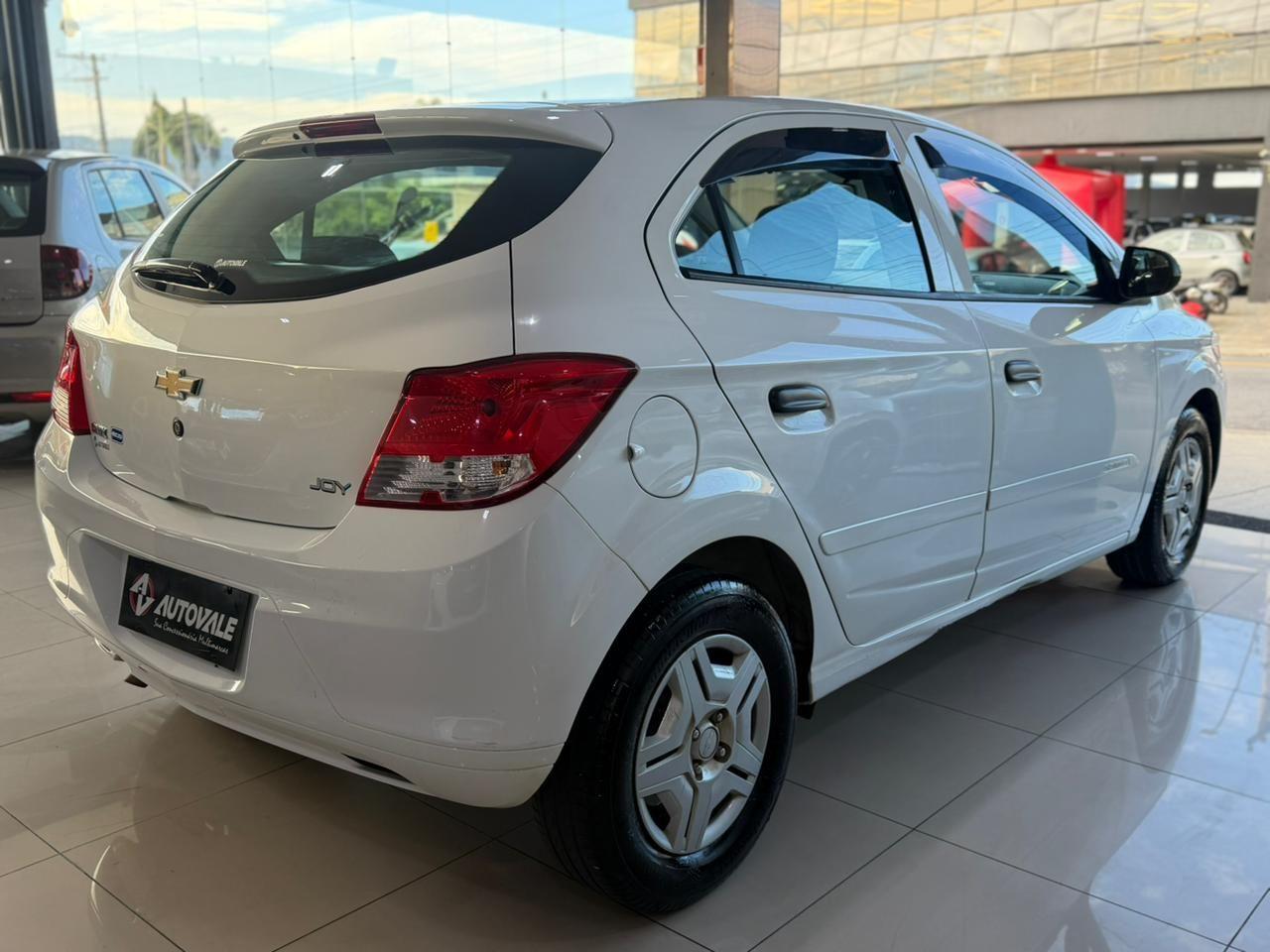 CHEVROLET Onix Hatch - Foto