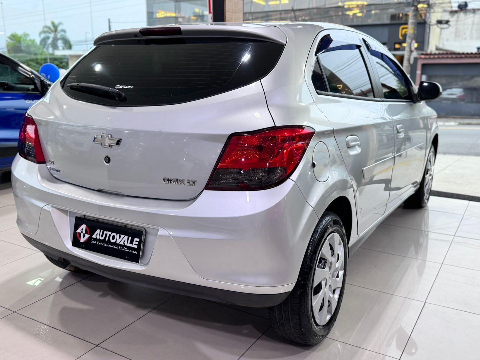 CHEVROLET Onix Hatch - Foto