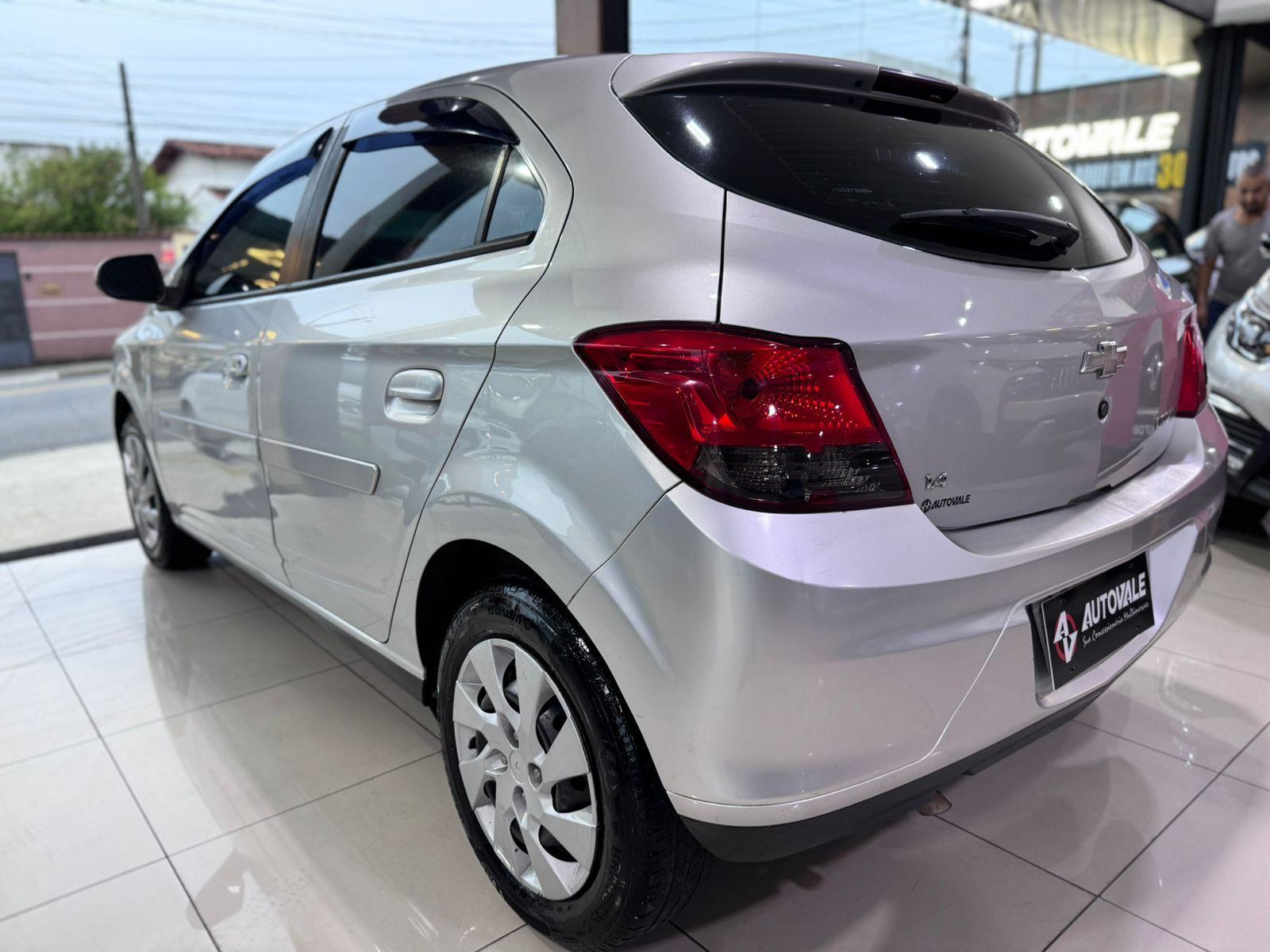 CHEVROLET Onix Hatch - Foto