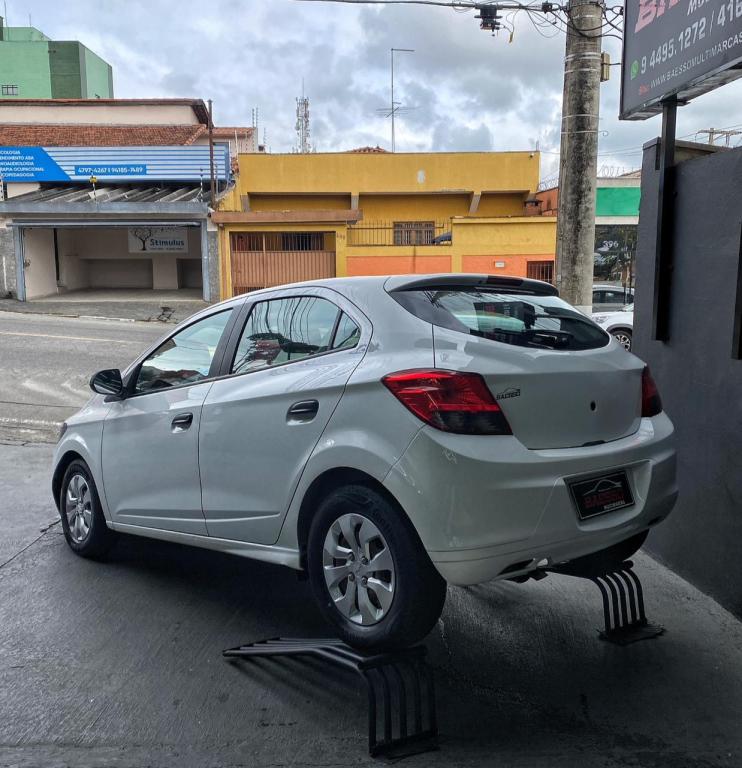 CHEVROLET Onix Hatch - Foto
