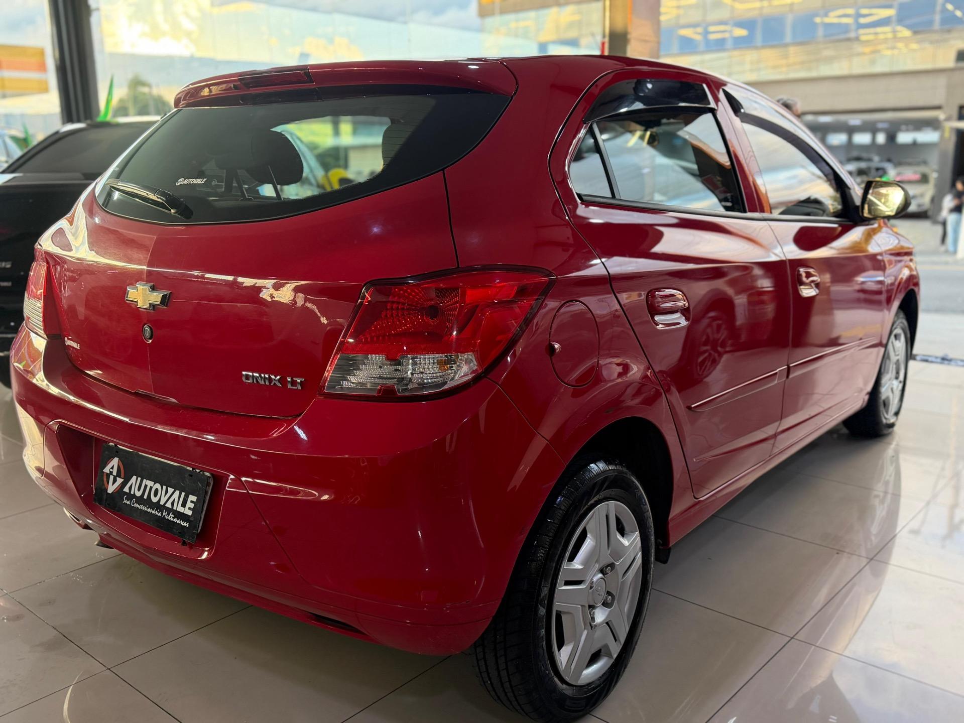 CHEVROLET Onix Hatch - Foto