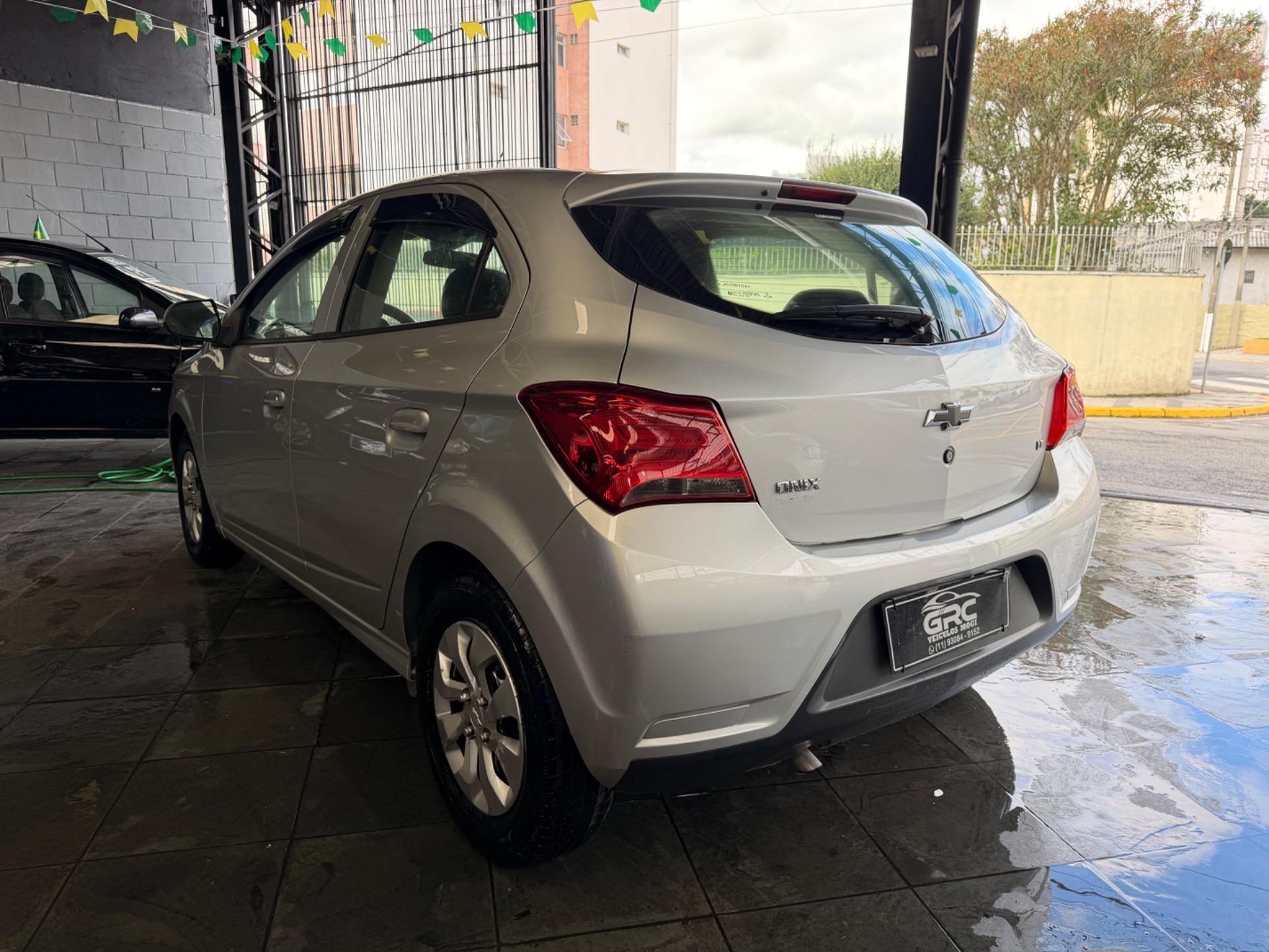CHEVROLET Onix Hatch - Foto
