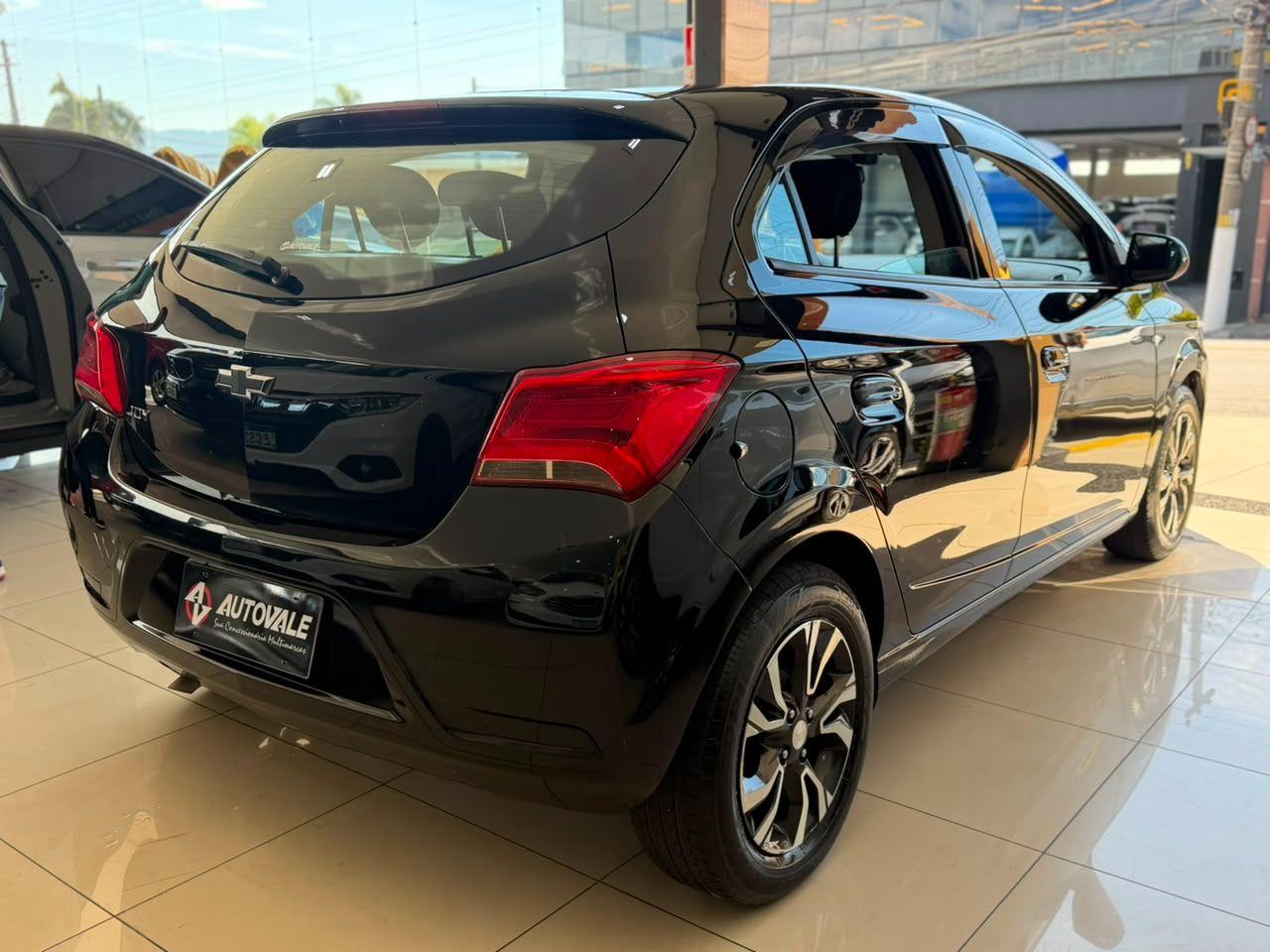 CHEVROLET Onix Hatch - Foto