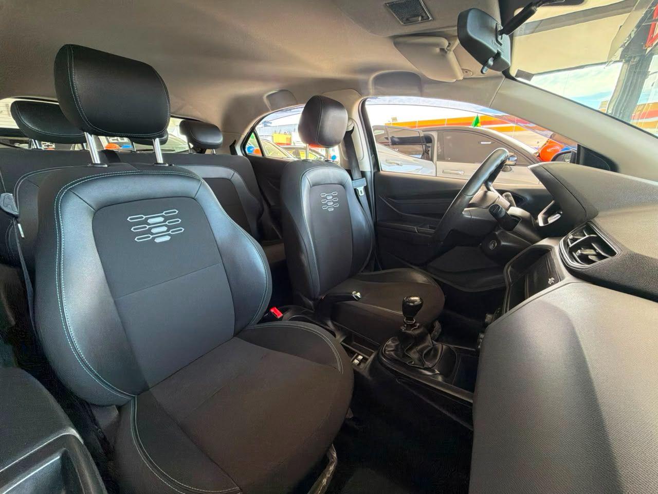 CHEVROLET Onix Hatch - Foto