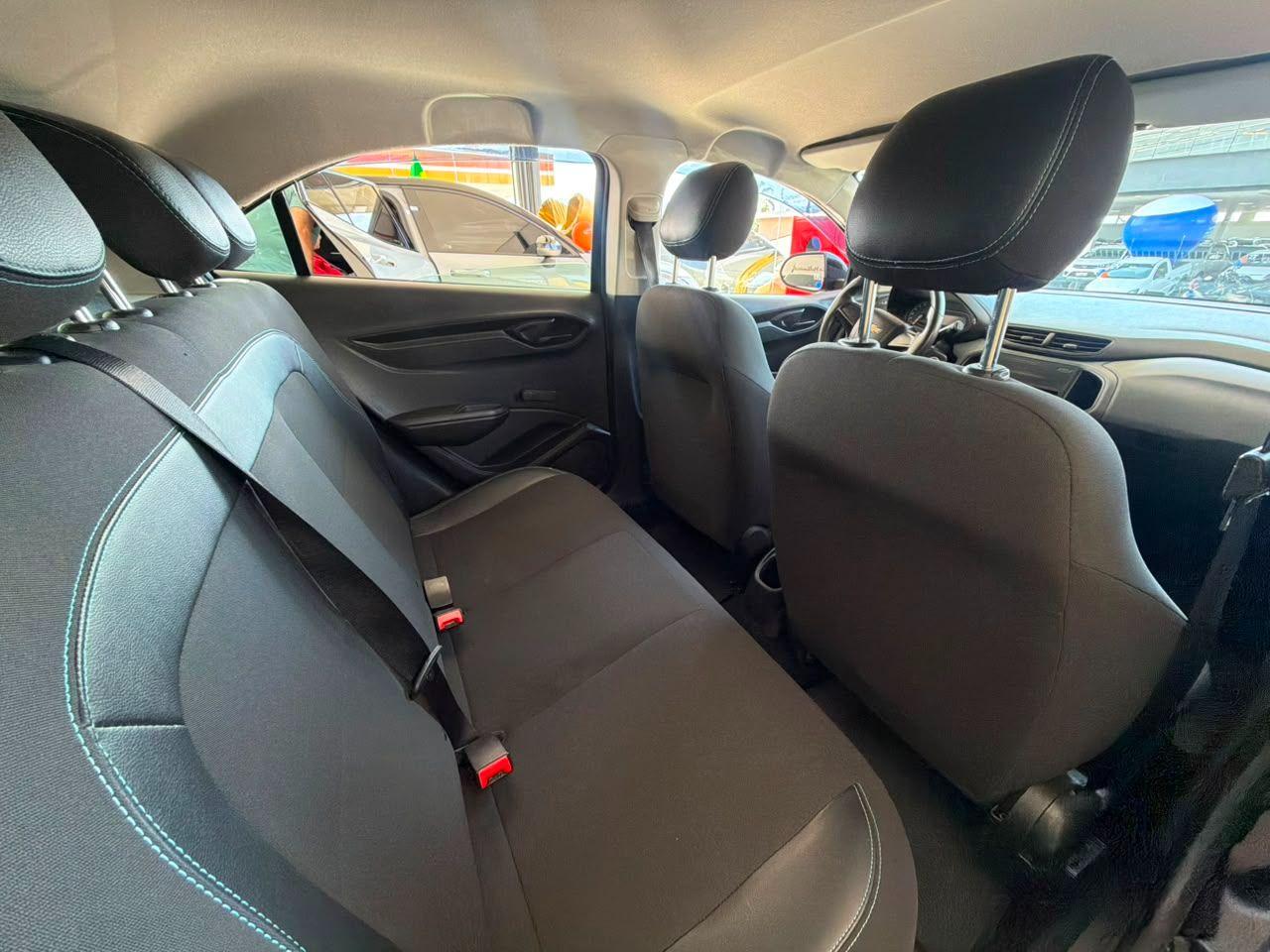 CHEVROLET Onix Hatch - Foto