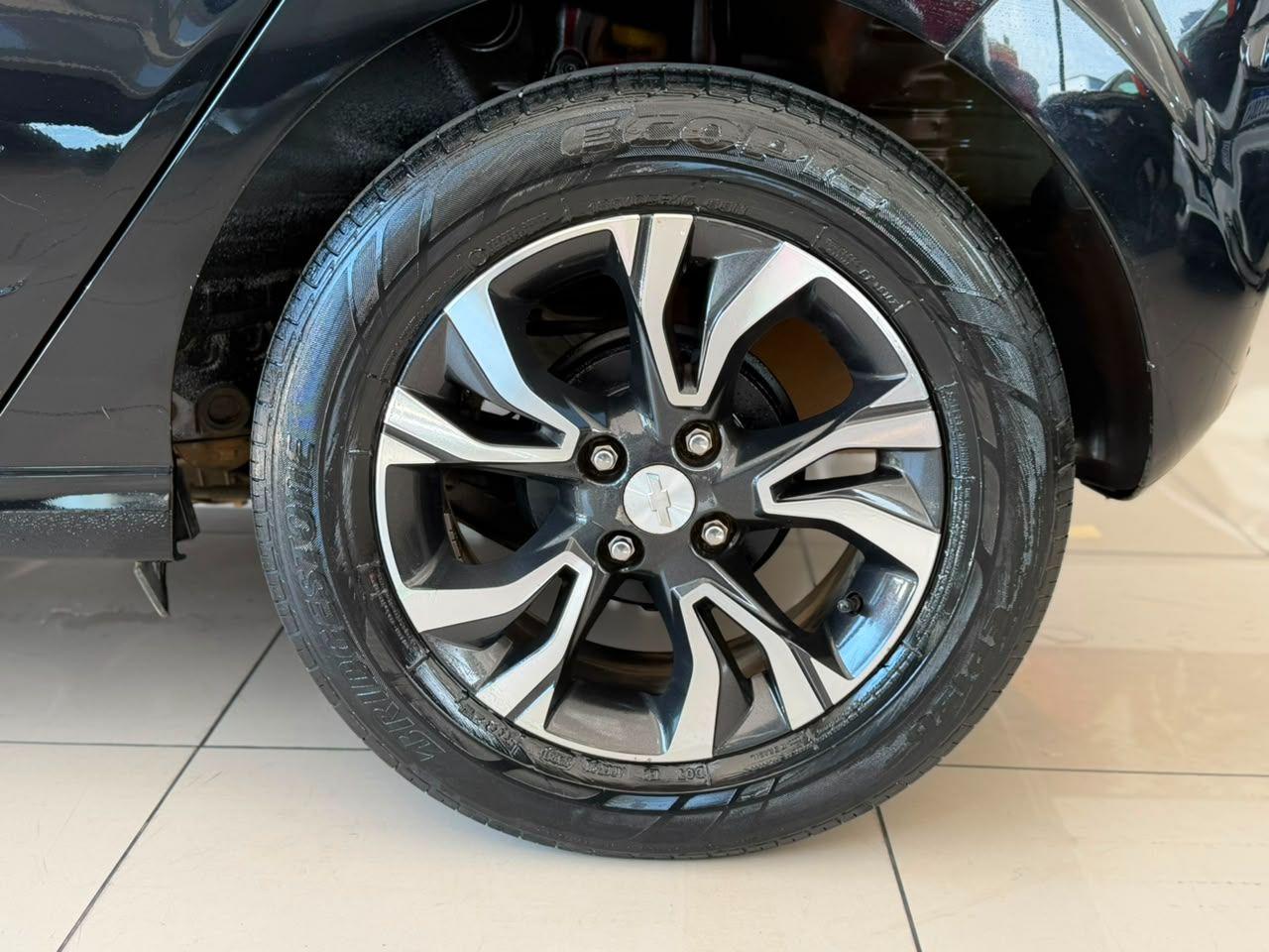 CHEVROLET Onix Hatch - Foto