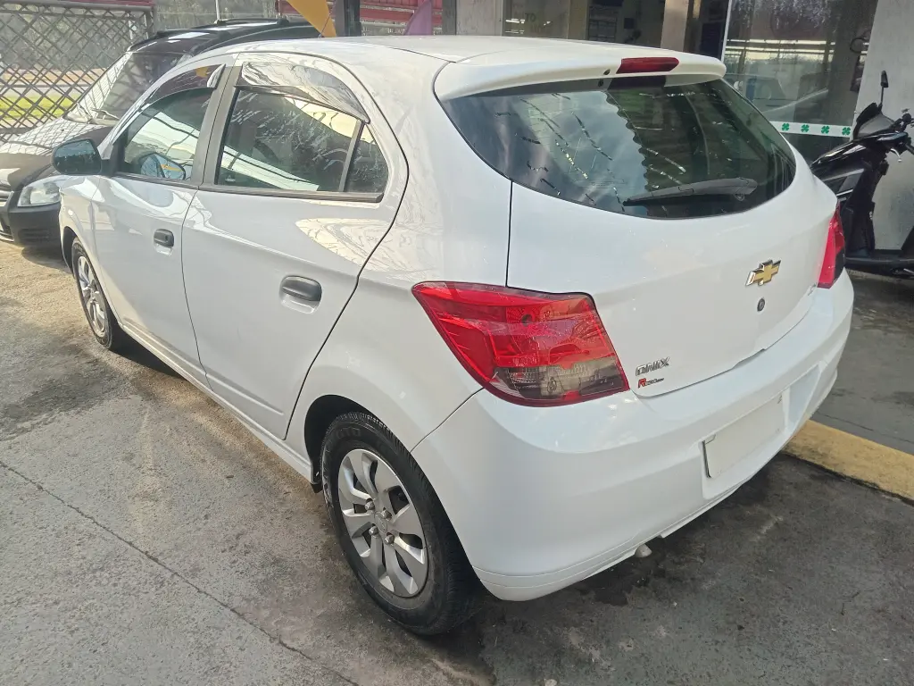 CHEVROLET Onix Hatch - Foto