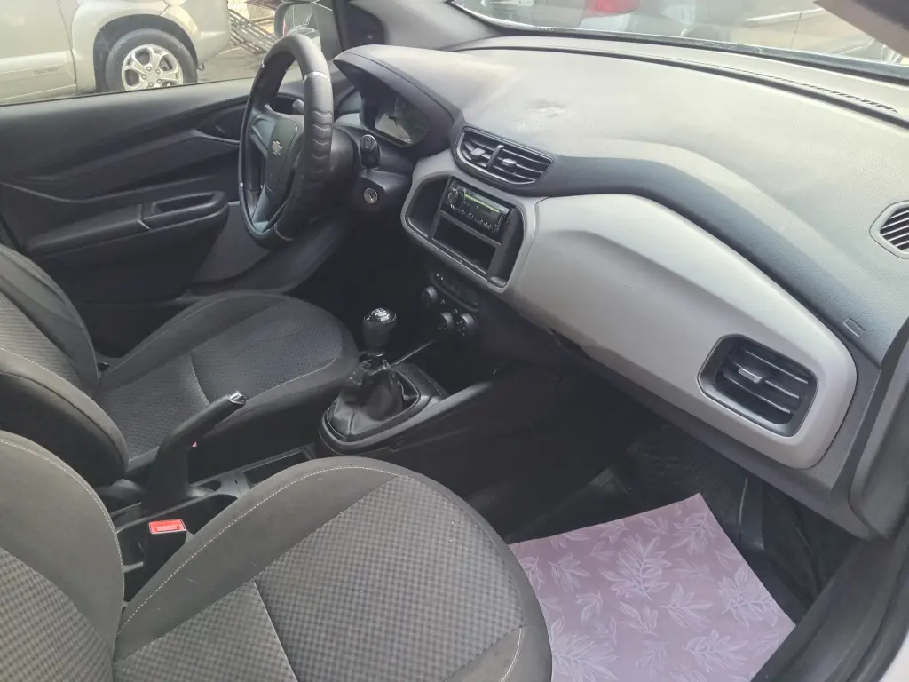 CHEVROLET Onix Hatch - Foto