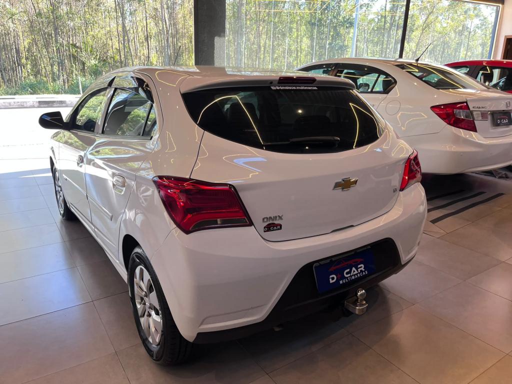 CHEVROLET Onix Hatch - Foto