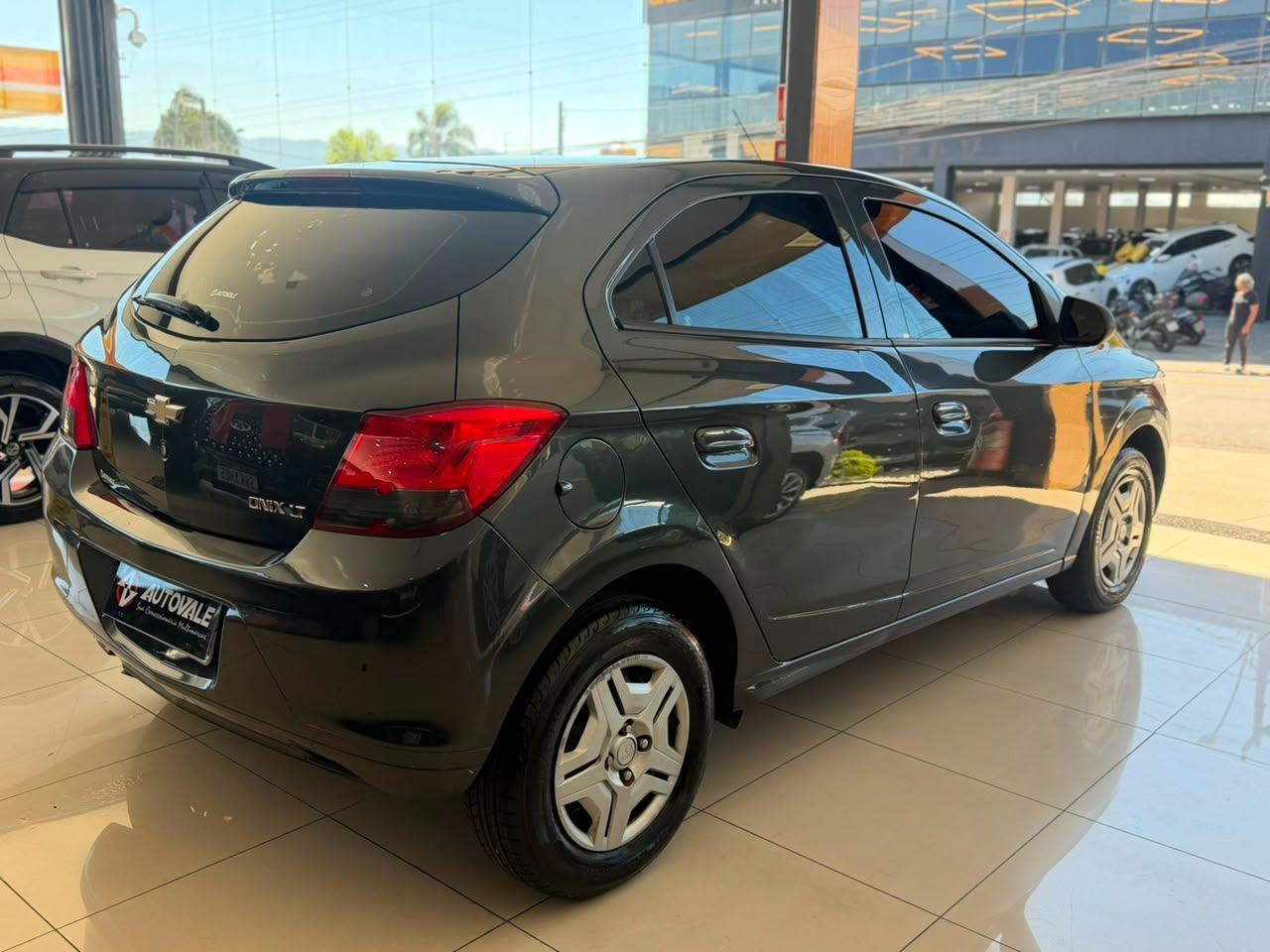CHEVROLET Onix Hatch - Foto