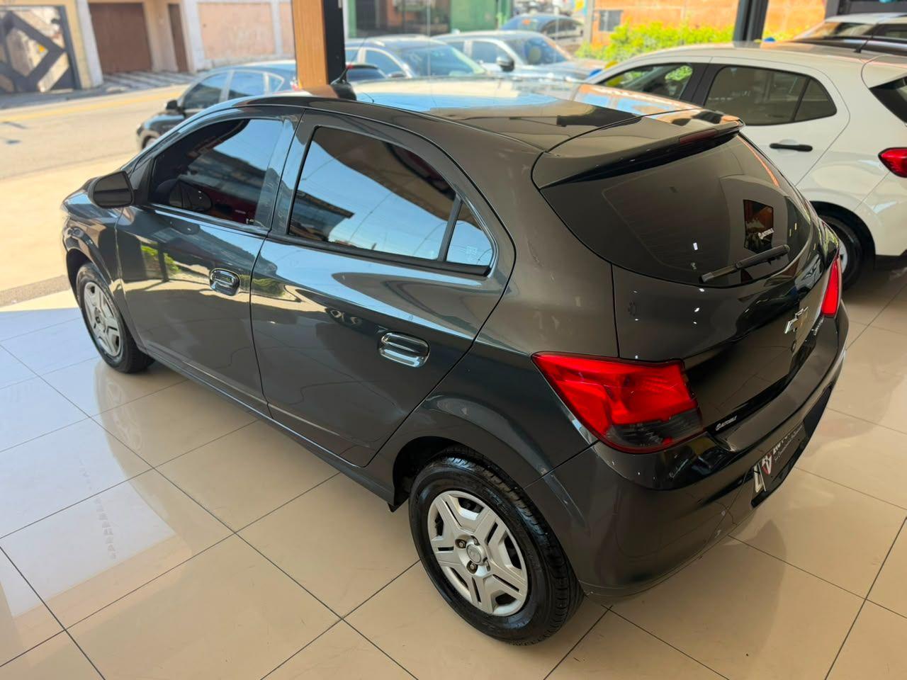 CHEVROLET Onix Hatch - Foto