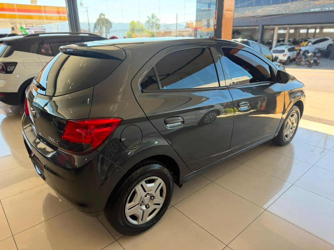 CHEVROLET Onix Hatch - Foto