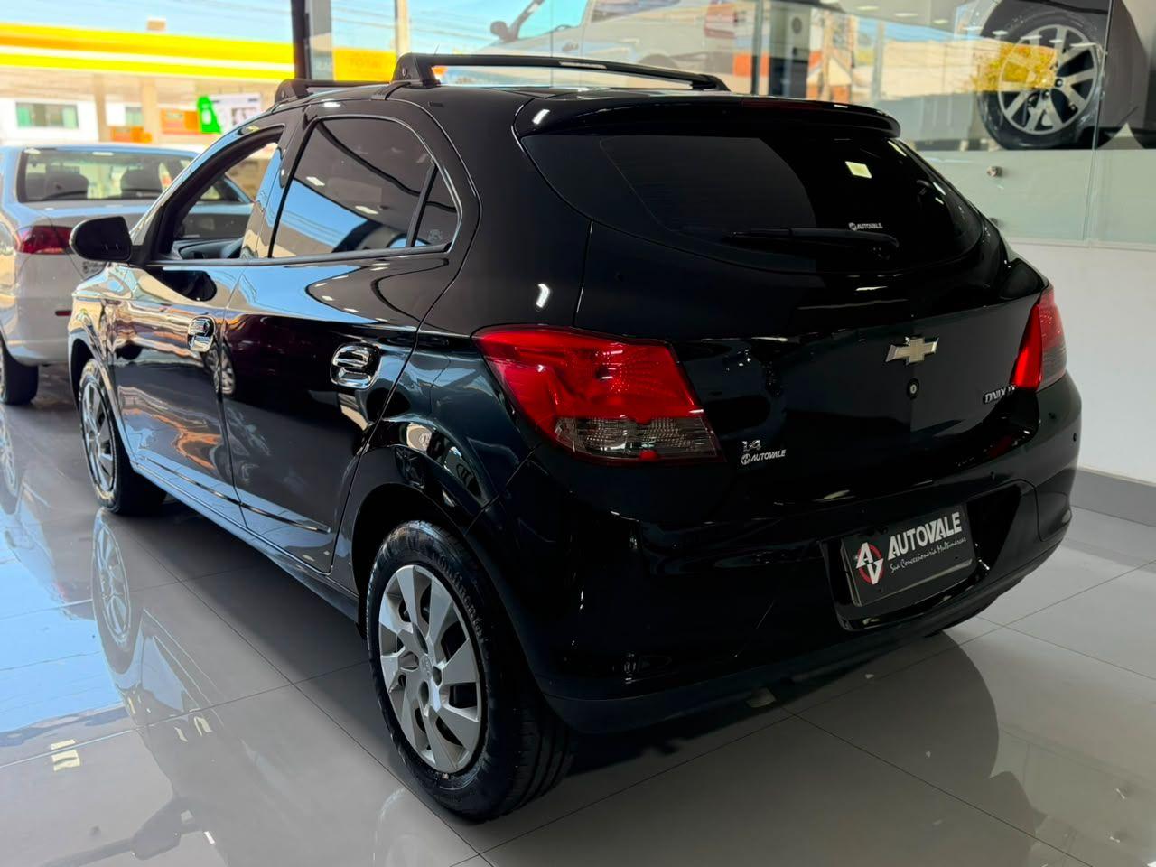 CHEVROLET Onix Hatch - Foto