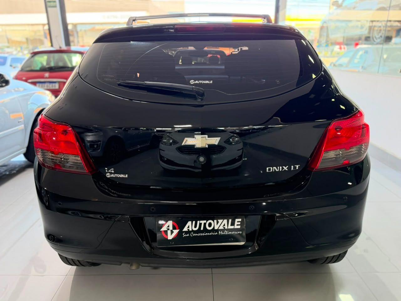 CHEVROLET Onix Hatch - Foto