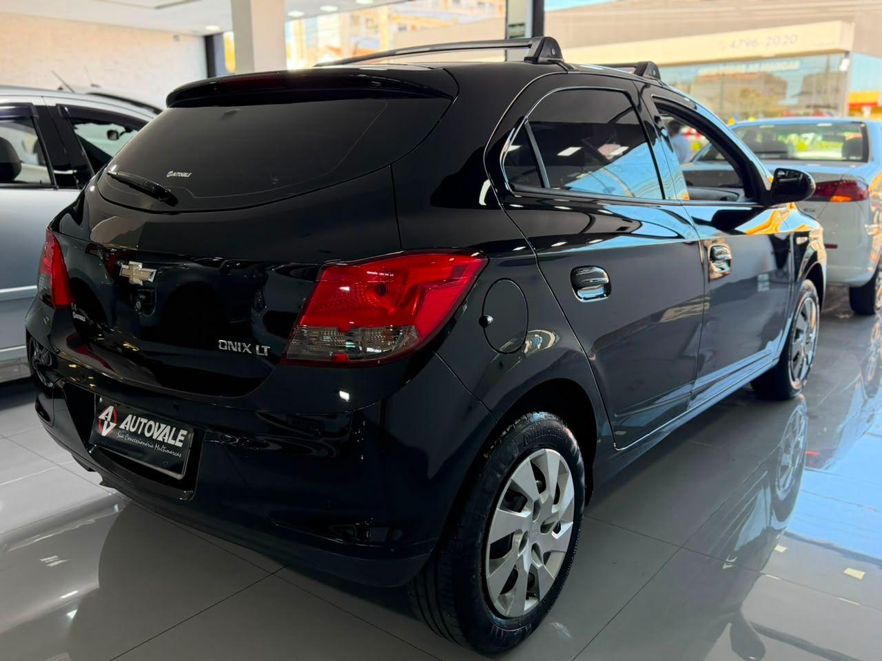 CHEVROLET Onix Hatch - Foto