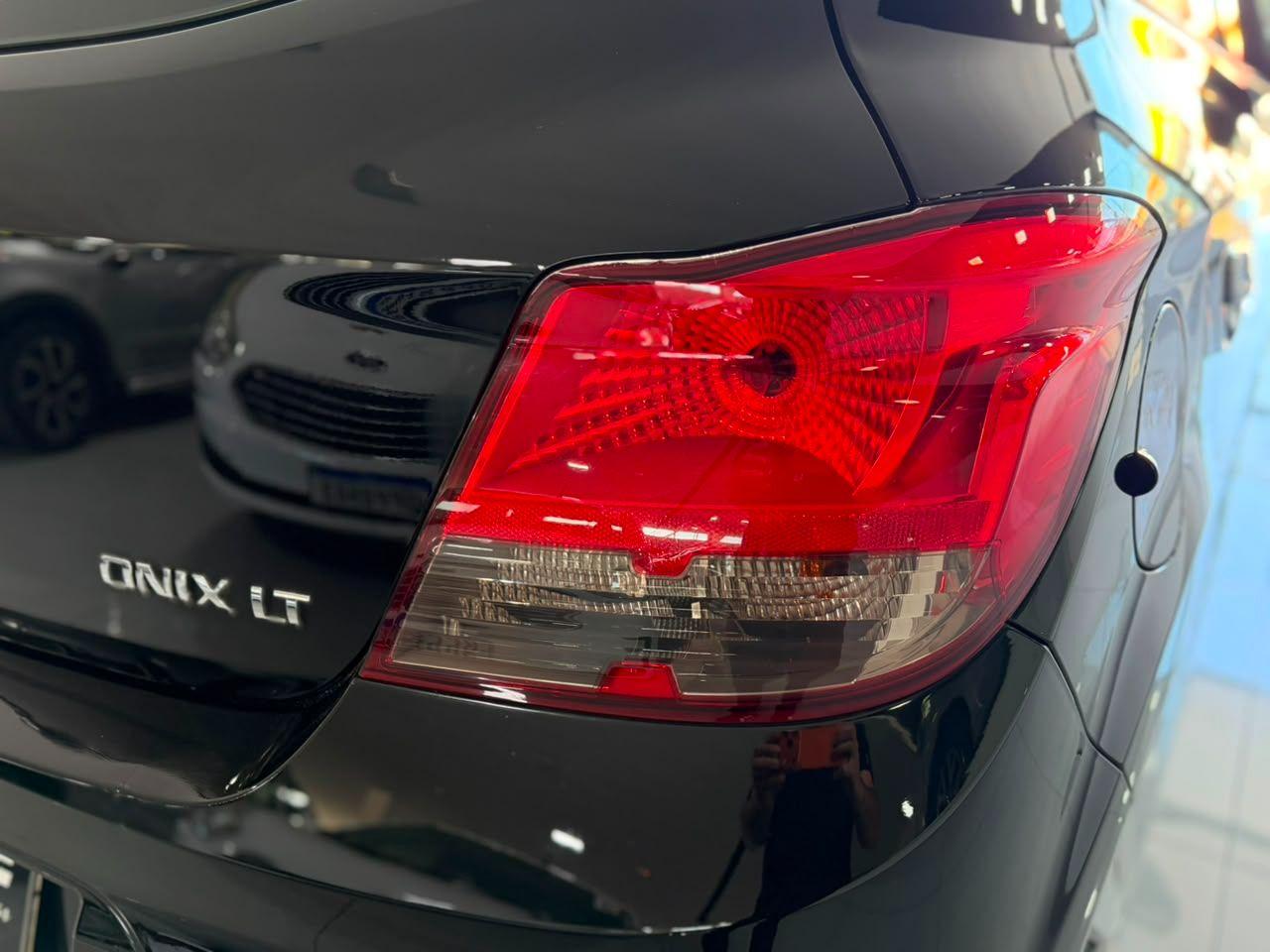 CHEVROLET Onix Hatch - Foto