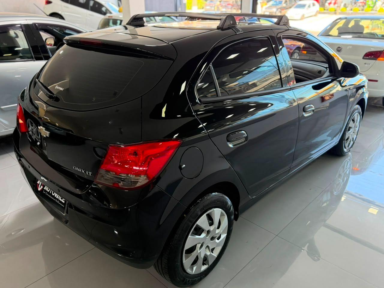 CHEVROLET Onix Hatch - Foto