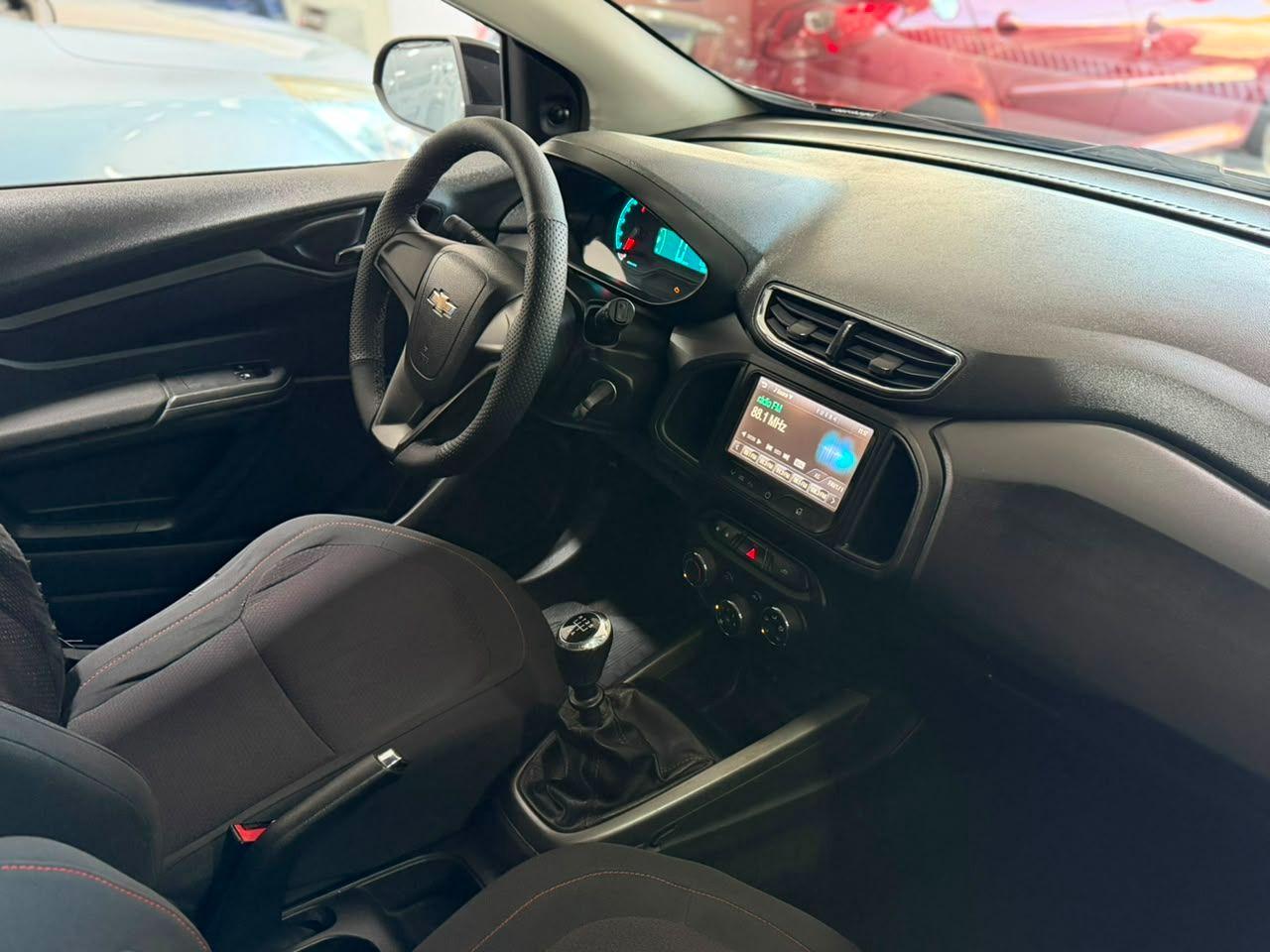 CHEVROLET Onix Hatch - Foto