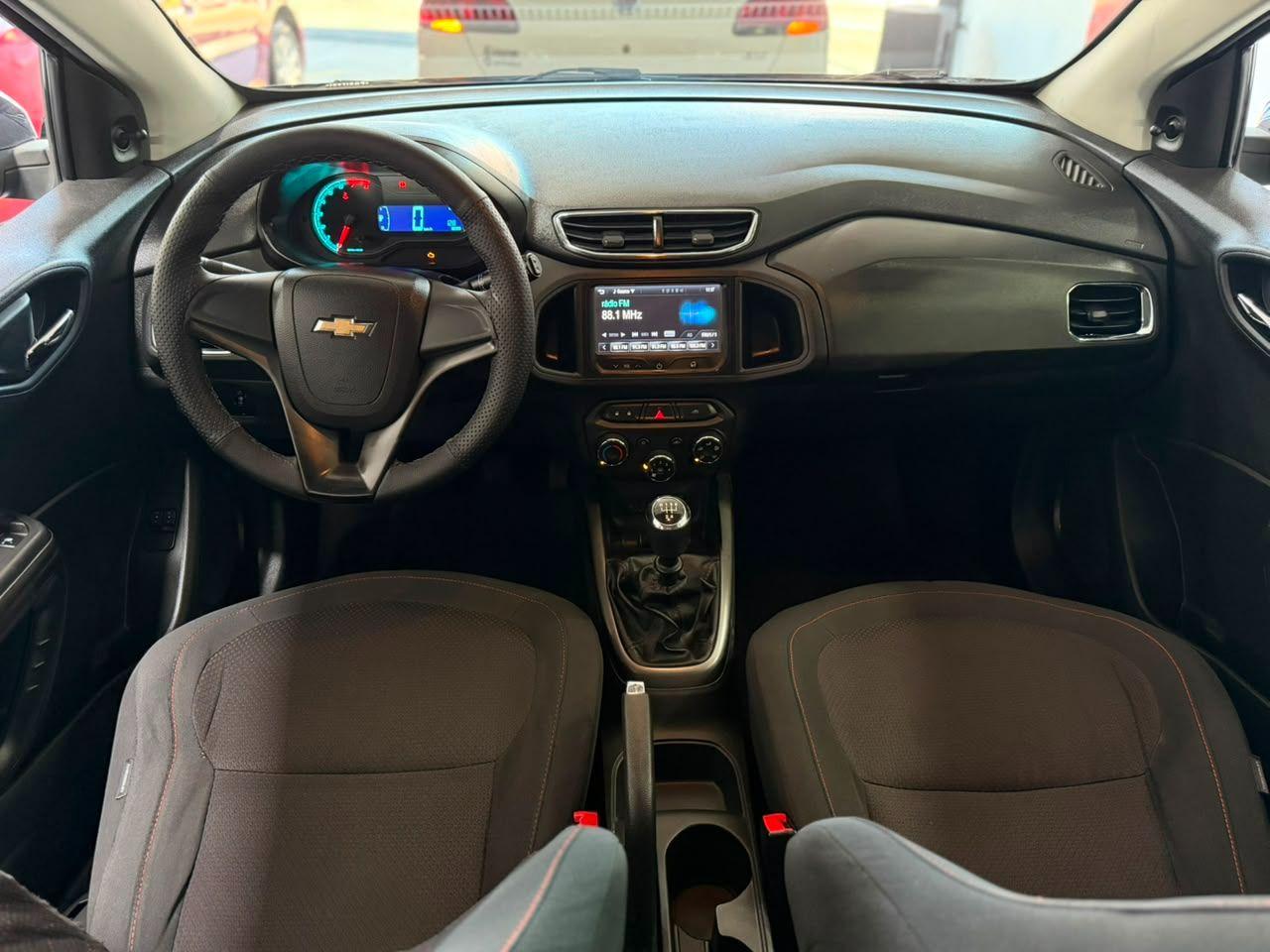 CHEVROLET Onix Hatch - Foto