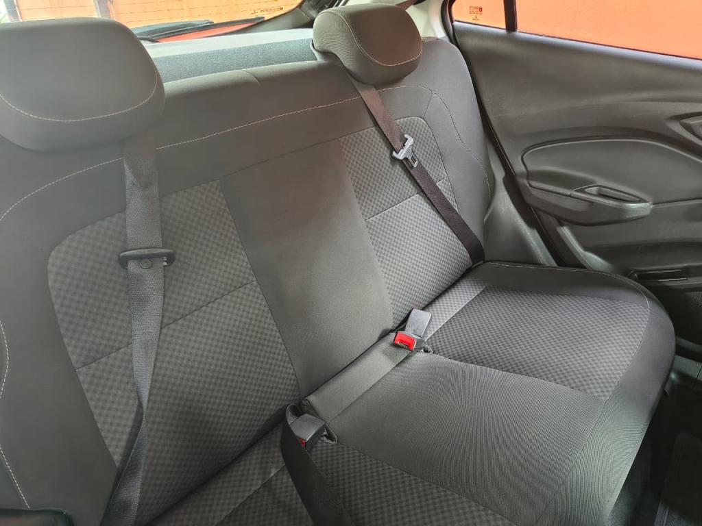 CHEVROLET Onix Hatch - Foto