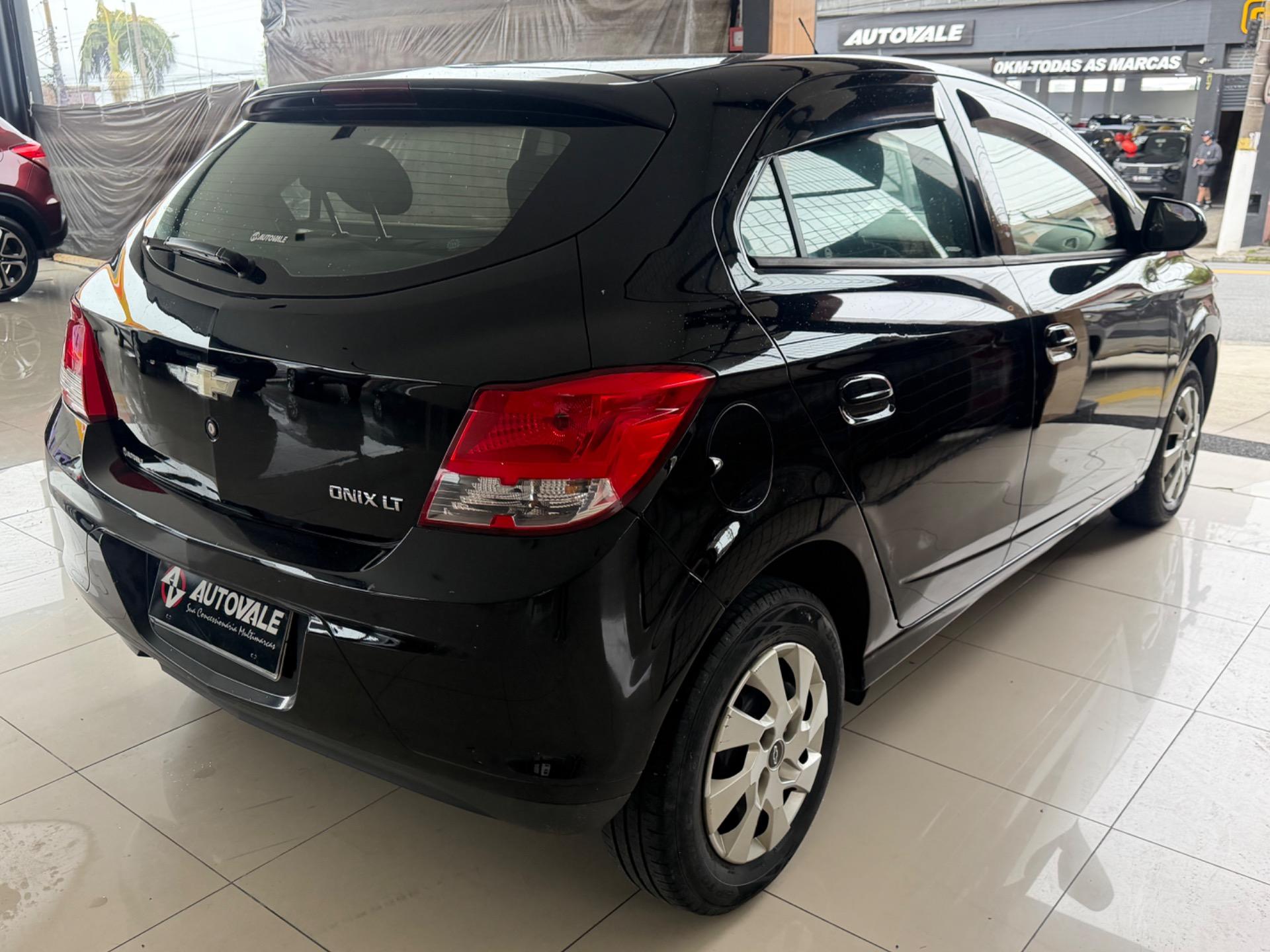 CHEVROLET Onix Hatch - Foto