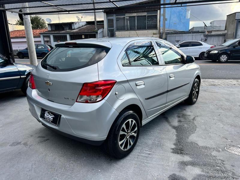 CHEVROLET Onix Hatch - Foto