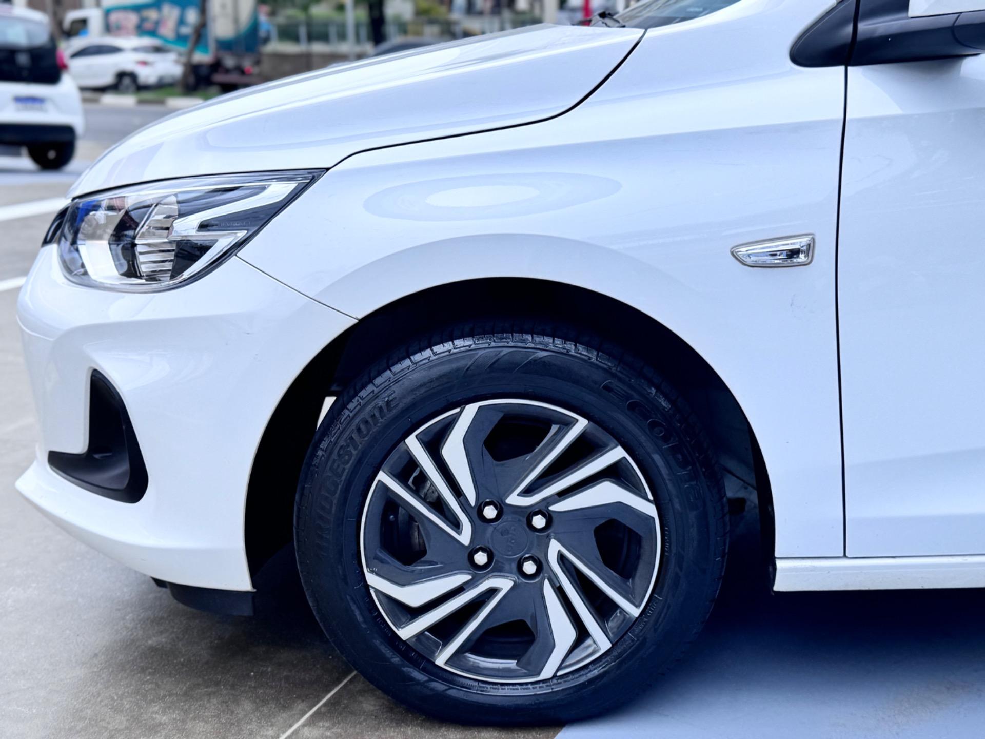 CHEVROLET Onix Hatch - Foto