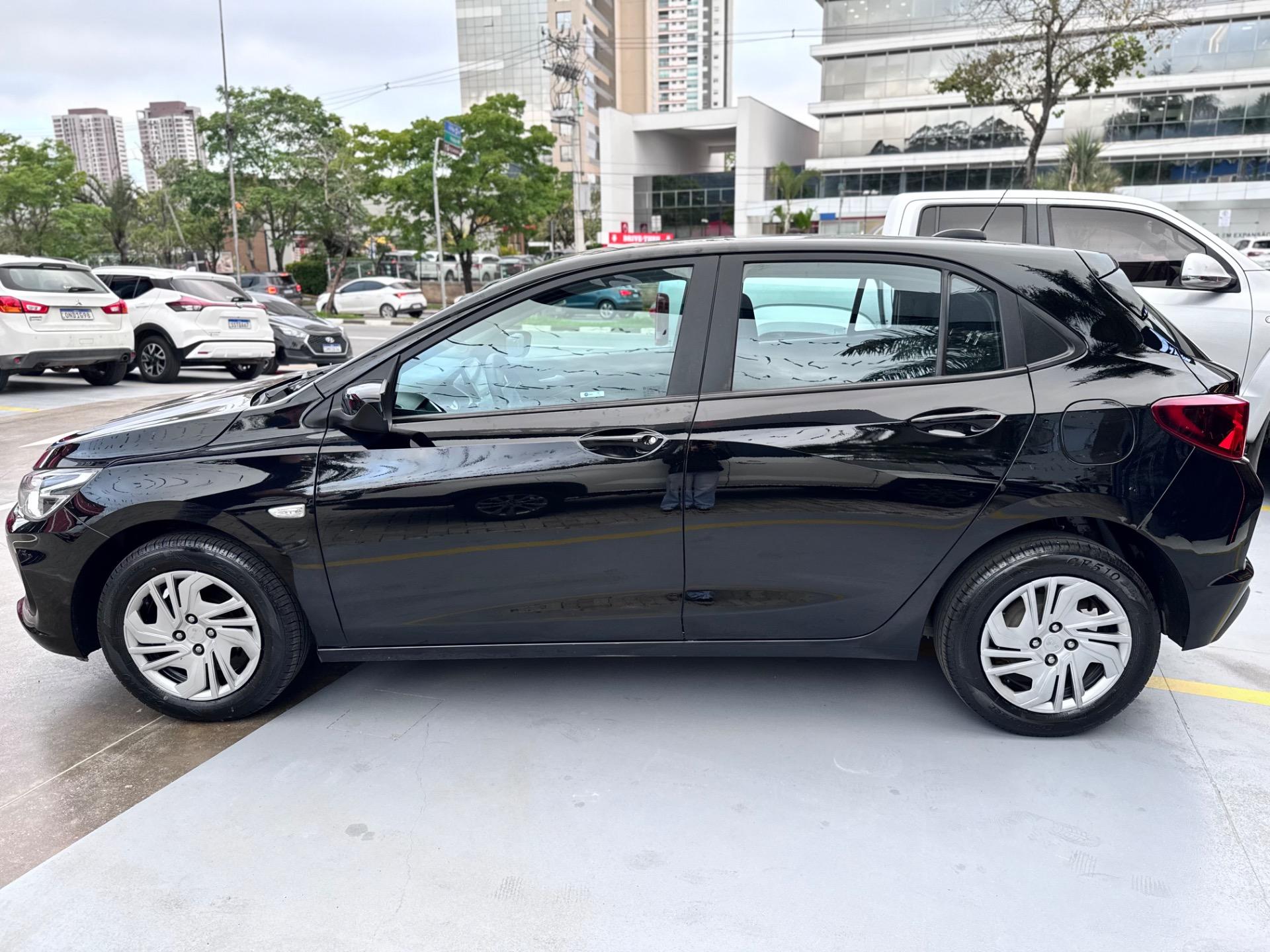CHEVROLET Onix Hatch - Foto